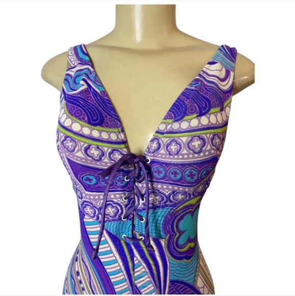 50's Sexy Pinup Swimsuit - Picture 3 of 14